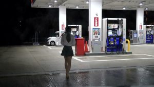 【衝撃】量産型のミニスカが風に吹かれてTバックが（ミニスカ）（美脚）（パンチラ）（Tバック）