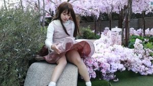 【パンチラ強風警報】お花見でスカートちらり