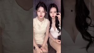 キャバ嬢のパンチラ！◯毛が見える？黒いような…
