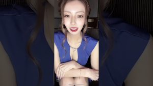 07.15 パンチラGET❤️すごい！Tバックらしい！そして後半、丸見え❤️黒いし食い込んでるし！やばい😅