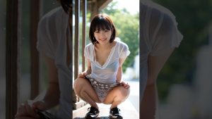 街中の女子大生が疲れて座ってパンチラしてた