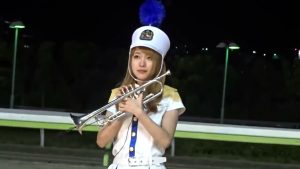 強風で見せパン丸見え・・・パンチラ