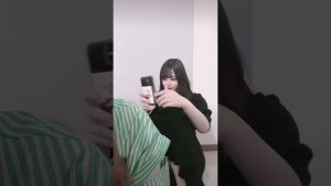 美女が友達の配信でパン◯ラ撮られちゃった
