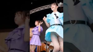 【ノーパン？】ミニスカアイドルのスカートからパンチラ