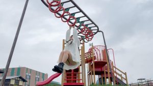 公園パンチラ事故寸前！ミニスカートでうんていに挑戦in青森県 GRLワンピースの透け具合