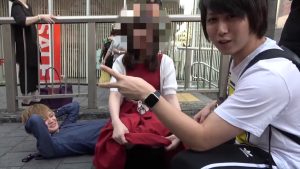 「1万円あげるからM字開脚してくれ」と言われたらパンツをみせる女性たち