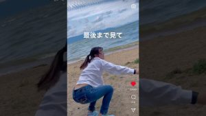 美女の腰パンチラ
