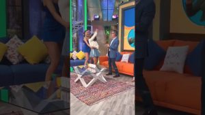 Laura G upskirt descuido falda levantada