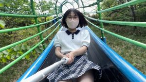 【パンチラ】ミニスカートですべり台をすべったら見えちゃいました