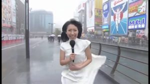 【放送事故】新人女子アナウンサーがスカートで台風中継をしてしまった結果...